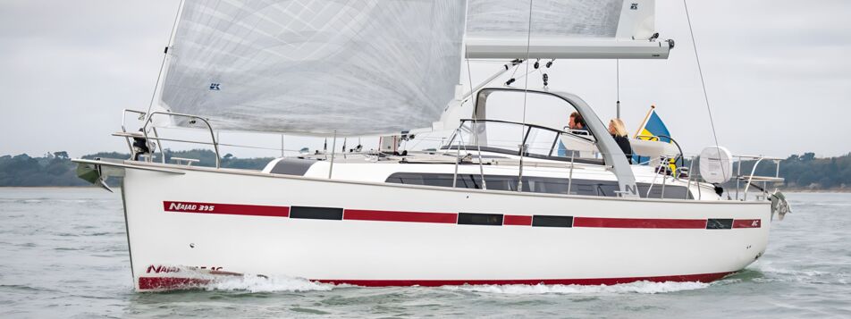 Seitenansicht einer Segelyacht Najad 395 AC unter vollen Segeln – Yachtcharter Ostsee ab Heiligenhafen (Werftbild)