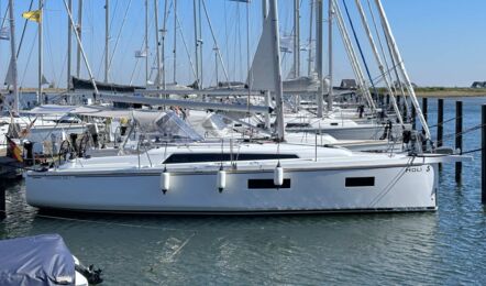 Längsseite der Segelyacht Oceanis 34.1.2 „Holi“ am Steg in Flensburg an der Ostsee – Yachtcharter Ostsee