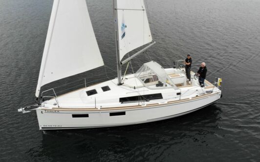 Backbord Aussenaufnahme der Oceanis 35.1.2 Thalea in Greifswald