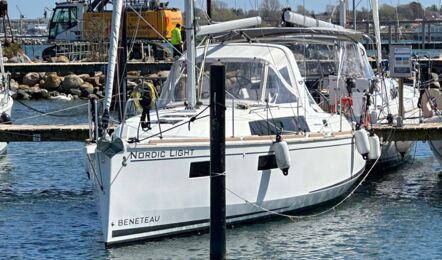 Frontale Bugansicht der Segelyacht Oceanis 35.1.2 „Nordic Light“ am Liegeplatz in Heiligenhafen – Yachtcharter Ostsee