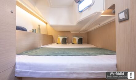 Steuerbord-Achterkabine einer Oceanis 37.1 mit großer Doppelkoje und hellem Interieur (Werftbild) – Yachtcharter Ostsee