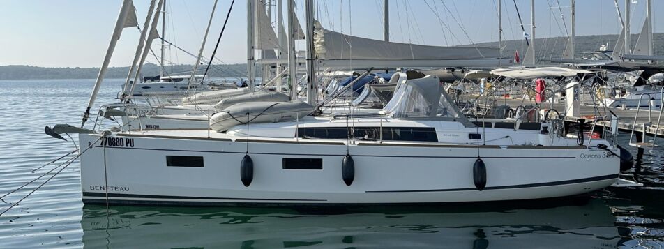Backbord-Profilansicht der Segelyacht Oceanis 38.1 „Tena" am Liegeplatz in der Marina Punat, Kroatien – Yachtcharter Kroatien