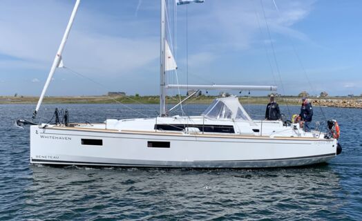 Seitenansicht der Segelyacht Oceanis 38.1 „Whitehaven“ mit Crew im Cockpit vor Flensburg – Yachtcharter Ostsee