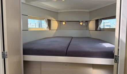 Bugkabine der Segelyacht Oceanis 38.1 „Nature“ mit hellem Holzausbau und doppelter Schwingtür zum Salon – Yachtcharter Ostsee