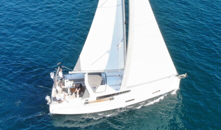 Senkrechte Luftaufnahme der Segelyacht Oceanis 38 „Olli" unter vollen Segeln in einer Bucht bei Pula – Yachtcharter Kroatien