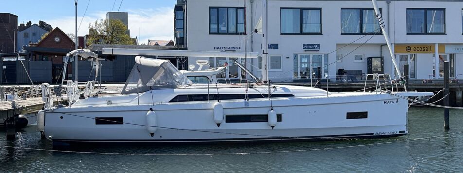 Backbord-Seitenprofil der Segelyacht Oceanis 40.1 „Raya“ am Steg in Heiligenhafen – Yachtcharter Ostsee