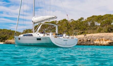 Backbord Heckaufnahme unter Anker einer Oceanis 41.1 in Heiligenhafen