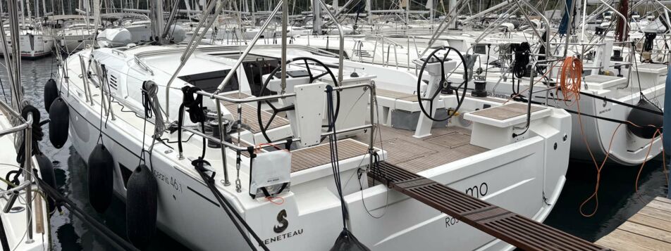 Backbord Heck Aussenaufnahme der Oceanis 46.1 „Momo“ in Pula in Kroatien