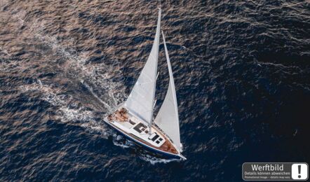 Draufsicht auf das Deck einer Oceanis 47 in Fahrt unter Segeln auf offenem Meer (Werftbild) – Yachtcharter Kroatien