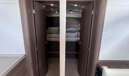 Zwei Achterkabinen mit Doppelbetten nebeneinander in einer Oceanis 52 – Yachtcharter in Kroatien