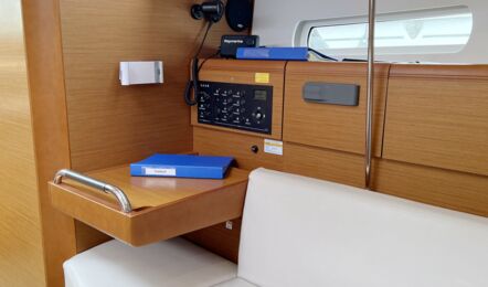Kartentisch Innenaufnahme der Sun Odyssey 389 "Freiheit" in Greifswald