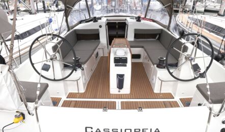 Blick in das Cockpit der Segelyacht Sun Odyssey 440 „Cassiopeia“ mit Bimini am Steg in der Marina von Heiligenhafen – Yachtcharter Ostsee