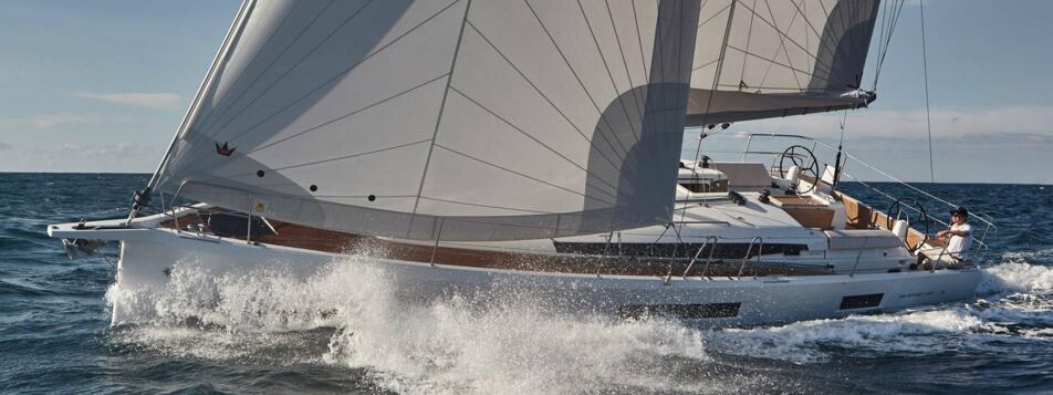 Backbord Aussenaufnahme einer Sun Odyssey 440 in Can Pastilla auf Mallorca