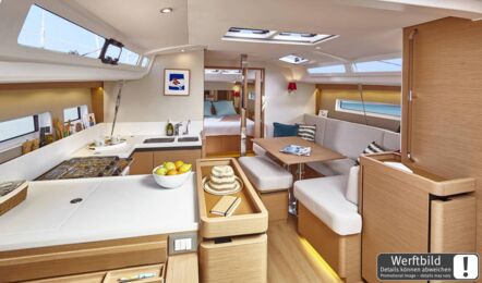 Heller Salon einer Sun Odyssey 440 mit hellem Holzausbau und Blick ins Vorschiff (Werftbild) – Yachtcharter Kroatien