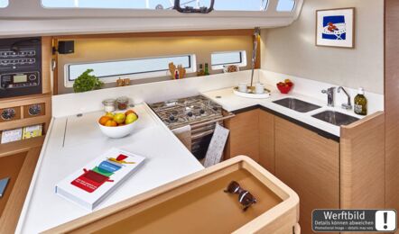 Große Pantry in U-Form einer Sun Odyssey 440 mit Gasherd und hellem Interieur (Werftbild) – Yachtcharter Kroatien
