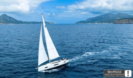 Backbordansicht einer Sun Odyssey 455 aus der Vogelperspektive unter Segeln auf offenem Meer mit bergiger Küste im Hintergrund (Werftbild) – Yachtcharter Kroatien