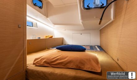 Steuerbord-Achterkabine einer Sun Odyssey 455 mit heller Einrichtung (Werftbild) – Yachtcharter Kroatien