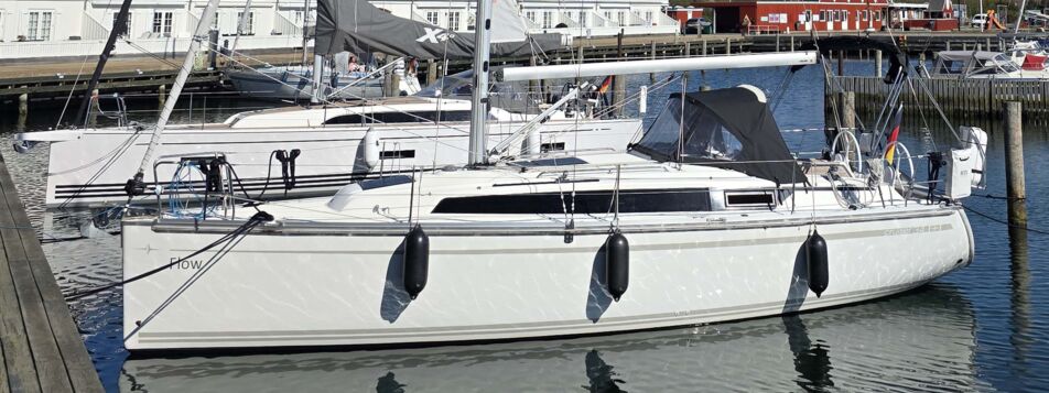 Backbordansicht der Segelyacht Bavaria cruiser 34.2 „Flow“ am Steg in Bagenkop in Dänemark – Charter Ostsee