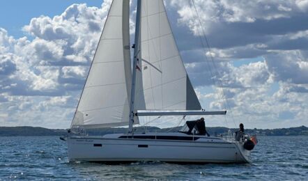 Seitenansicht der Segelyacht Bavaria cruiser 37 „Happy Place“ unter Segeln bei blauem Himmel – Yachtcharter Ostsee