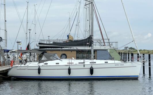 Steuerbord Aussenaufnahme der Beneteau Cyc 43.3 „Fame“ in Heiligenhafen