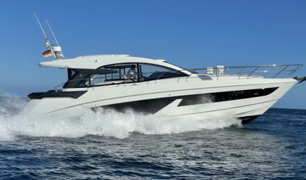 Steuerbord Aussenaufnahme der Beneteau GT 45 Pandora in Can Pastilla auf Mallorca
