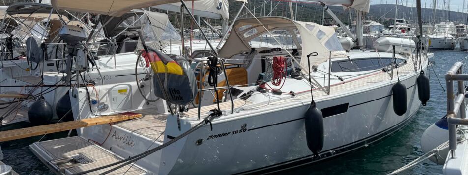 Steuerbord Aussenaufnahme der Dehler 38 SQ „Aurélie“ in Punat in Kroatien
