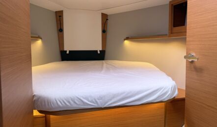 Helle Bugkabine der Segelyacht Dufour 37 „Chiquitita“ mit Doppelkoje und Schwingtüren – Yachtcharter Ostsee