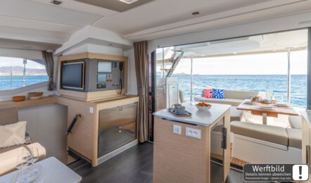 Salon eines FP 44 Katamarans mit Schalttafel/Navigationsstation und Essbereich, Tür zum Cockpit (Werftbild) – Yachtcharter Mallorca