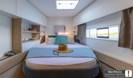 Helle Doppelkabine eines FP 44 Katamarans mit Insel-Doppelbett, Ablagen und Rumpffenster (Werftbild) – Katamarancharter Mallorca