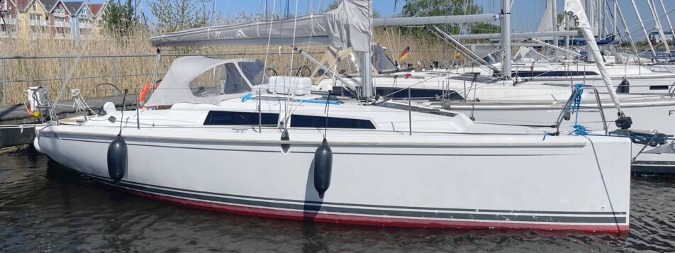 Backbord-Seitenprofil der Segelyacht Hanse 315 „Primavera“ mit Sprayhood am Steg in Barth – Yachtcharter Ostsee