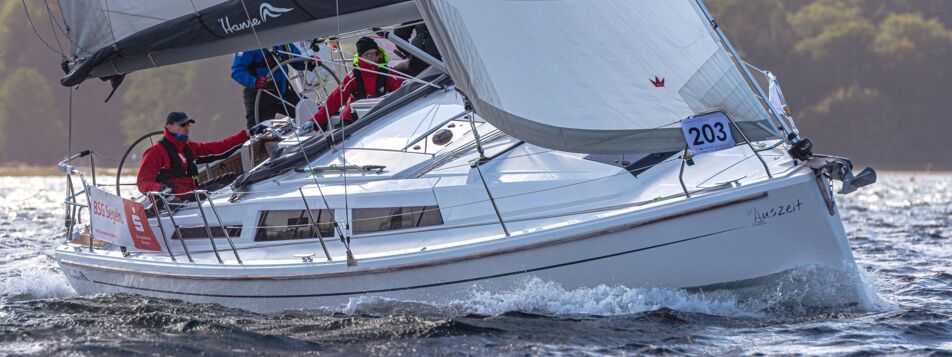 Die Segelyacht Hanse 348 „Auszeit“ segelt krängend mit Crew durch die Flensburger Förde – Yachtcharter Ostsee