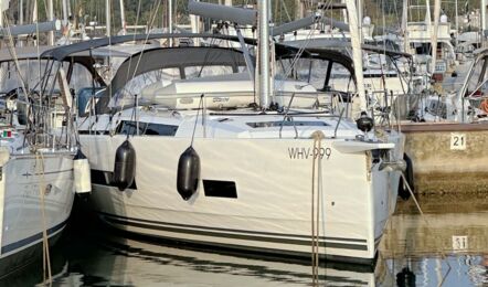Bug der Segelyacht Hanse 460 „freebe“ zwischen weiteren Yachten im Hafen von Pula – Yachtcharter Kroatien