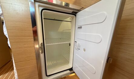 Unterer Zugang zum Kühlschrank in der Pantry der Hanse 460 „Antares“ – Yachtcharter Mallorca