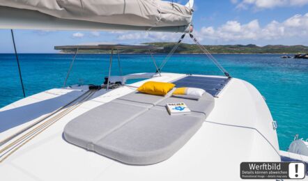 Liegepolster auf dem Deck einer Lagoon 38 vor Anker in einer Bucht mit Blick nach achtern (Werftbild) – Yachtcharter Mallorca