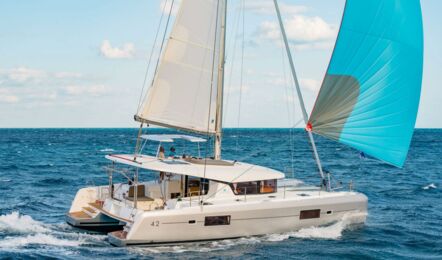Steuerbord Aussenaufnahme eines Katamarans Lagoon 42 auf Mallorca in Can Pastilla