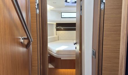 Korridor der Moody DS41 „Orla“ mit Blick zur Bugkabine mit Doppelkoje – Yachtcharter Ostsee ab Heiligenhafen