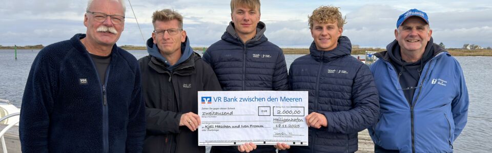 Ab sofort sponsern wir mit unserer Marke O&H den Heiligenhafener Kjell Haschen und seinen Partner Iven Fromm auf ihrem Weg zu olympischem Gold. – v. l. Uwe Oeverdiek, Karsten Klemme, Iven Fromm, Kjell Haschen und Christian Heinritz