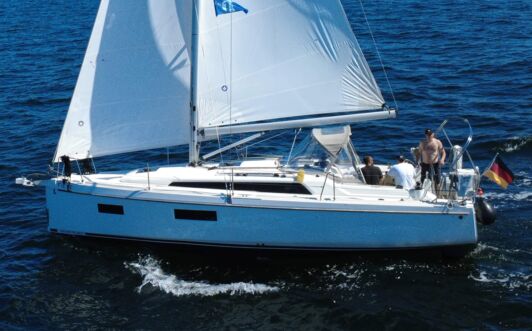 Ansicht der Backseite der Segelyacht Oceanis 34.1 „Fiete” mit gehissten Segeln auf offener See vor Heiligenhafen – Yachtcharter Ostsee