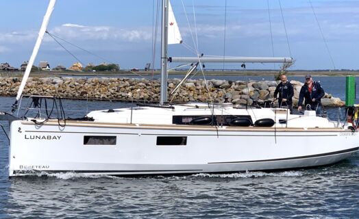 Backbord-Seitenansicht der Segelyacht Oceanis 35.1 „Lunabay" mit Crew im Cockpit vor Barth – Yachtcharter Ostsee
