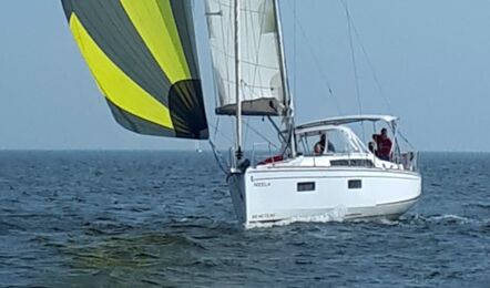 Segelyacht Oceanis 38.1 „Neela“ unter gelb-grauem Gennaker bei Fahrt auf der Ostsee – Yachtcharter Heiligenhafen