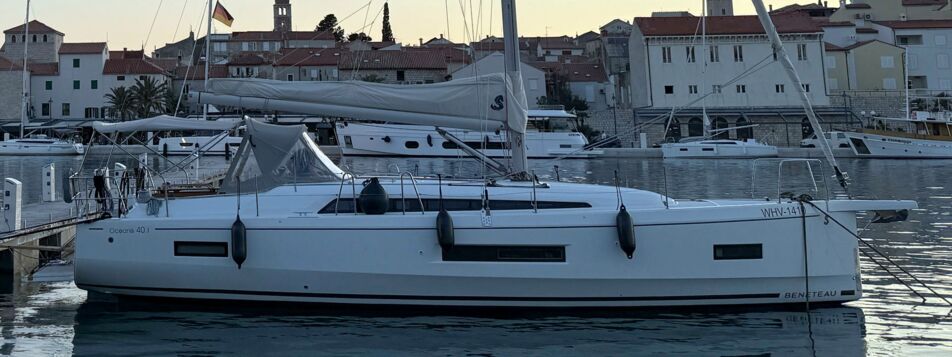 Steuerbord Aussenaufnahme der Oceanis 40.1 „Elisa“ in Punat in Kroatien