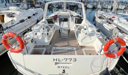 Steuerräder und Cockpit der Oceanis 41.1 Steel in Heiligenhafen