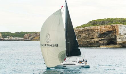 Backbordansicht unter Segeln mit Gennaker einer Oceanis 41.1 in Heiligenhafen