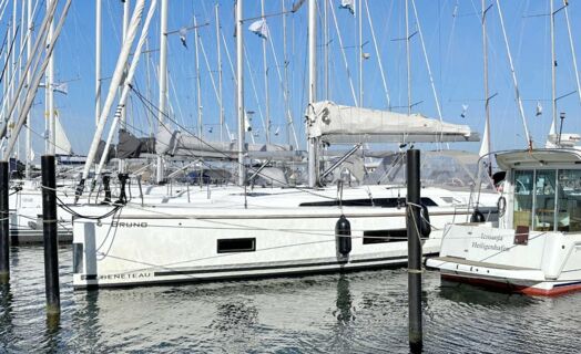 Seitenansicht der Segelyacht Oceanis 46.1 „Bruno" am Steg in Flensburg – Yachtcharter Ostsee