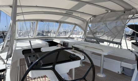 Backbord-Steuerstand im Cockpit der Segelyacht Oceanis 47 „Große Freiheit“ mit Bimini, Sprayhood und Teakboden – Yachtcharter Ostsee