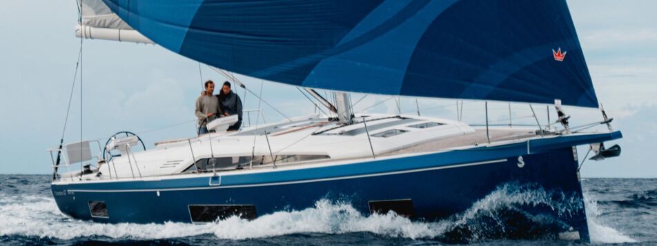 Segelyacht Oceanis 47 mit blauem Gennaker und Crew am Steuer in voller Fahrt – Yachtcharter Kroatien ab Rogoznica