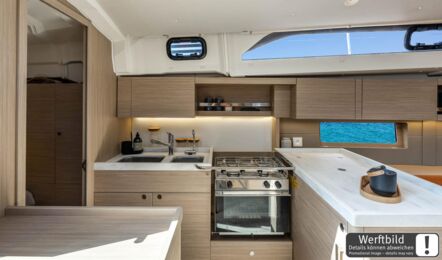 Große Pantry auf der Backbordseite im Salon einer Oceanis 47 mit Gasherd (Werftbild) – Yachtcharter Kroatien