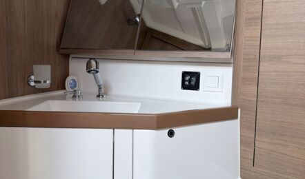 Nasszelle im Heck auf der Backbordseite der Segelyacht Oceanis 47 „Große Freiheit“ mit WC, Spüle und Dusche, zugänglich über Salon und Backbord-Achterkabine – Yachtcharter Ostsee