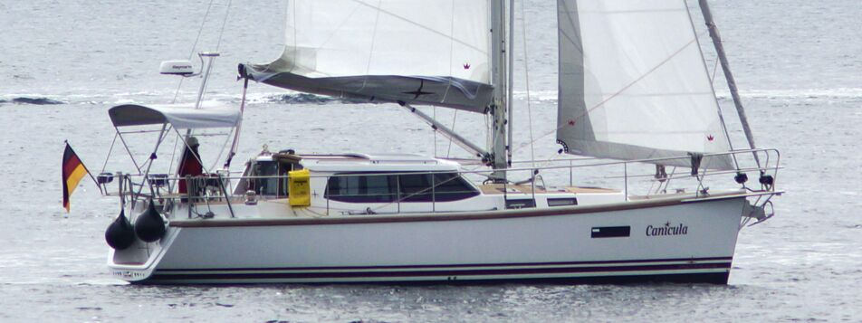 Seitenansicht der Segelyacht Sirius 35DS „Canicula“ unter Segeln auf der Ostsee – Yachtcharter Heiligenhafen