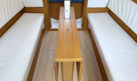 Salontisch Innenaufnahme der Sun Odyssey 349.2 Insula Solis in Heiligenhafen